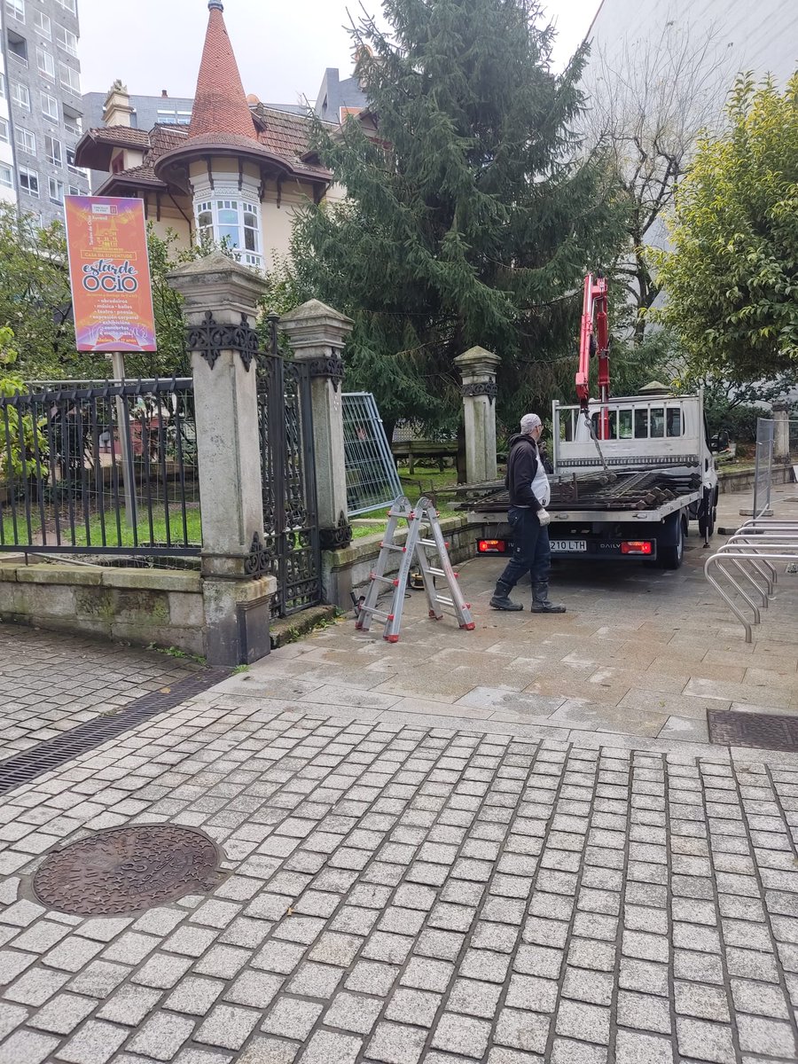 Están a desmontar o tramo da verxa orixinal da Casa do Pilar (hoxe Casa da Xuventude Concello de #Vigo). Cos  antecedentes municipais de substituir verxas históricas por  industriais, haberá que estar atentos antes de que poidan perpetrar outra barbaridade. Esperemos que non.