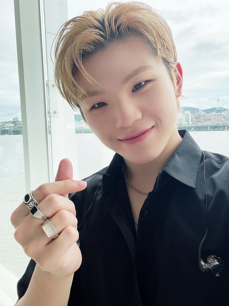 211106 세븐틴 Weverse Rock with you' Band Live Session Behind Sketch #우지 #WOOZI 

드럼 우지가 사진으로있다니🥺🖤