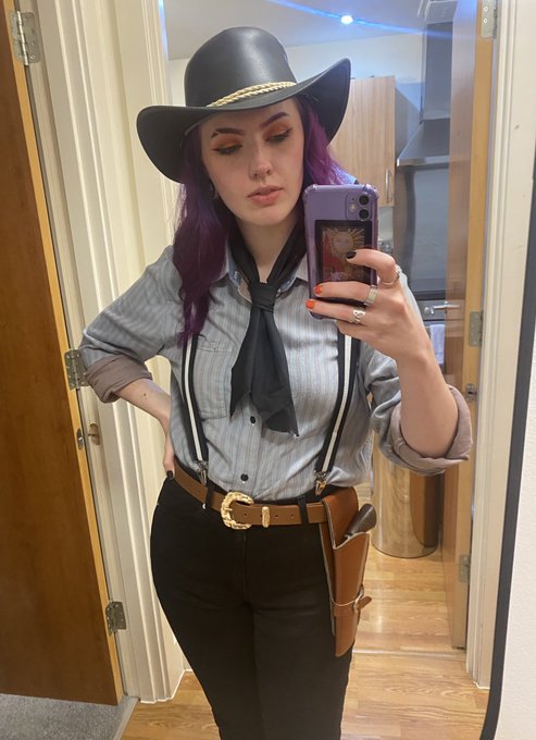 I cosplayed Arthur Morgan again this Halloween hehe 🤠 https://t.co/GdguYttOmT
