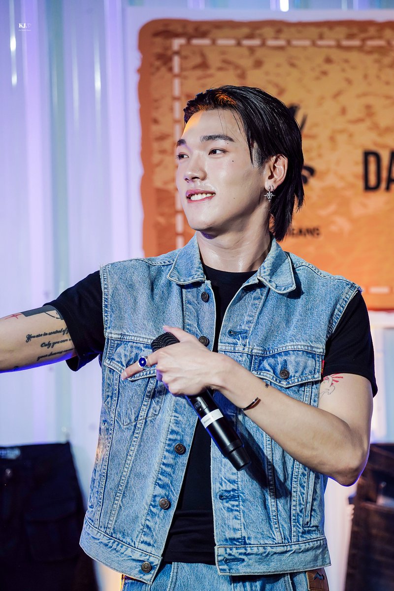 _kjxxx9997's tweet photo. [HQ]📸🦈
20231023  FASHIONJEANS x PERSES

ใส่ชุดยีนส์ก็หล่อเกินอะดิ 👖✨

#FASHIONJEANSxPERSES #FASHIONJEANS
#KRITTIN #KRITTIN_PERSES
#PERSES #PERSES_TH https://t.co/ILjPutPP6b