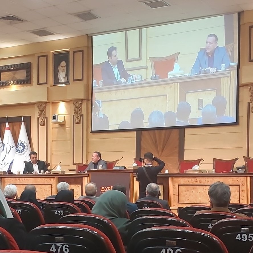 MiladZarei_ir's tweet image. رویداد گراف دی؛
 گفتگوی انتقال تجربه  علی چهارلنگی مدیر عامل فناوری اطلاعات خوارزمی زیر مجموعه بانک صادرات؛ 
مدیر #خصولتی با تجربه اما کمی تا حدی شعاری؛ آرش سروری هم اصلا چالش باهاش نداشت و سر تکون داد!
@grafday1
#grafday #graphday #pr
#روابط_عمومی #روابطعمومی #گرافدی #گراف_دی