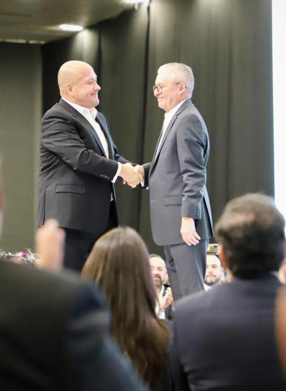 HecPizano's tweet photo. Me sumo al reconocimiento que el día de hoy realizó el Gobernador del Estado @EnriqueAlfaroR al Secretario General de Gobierno @EnriqueIbarraP en el marco del 5o Informe de Gobierno @GobiernoJalisco . Su gran trabajo, liderazgo, apoyo y oficio político. Enhorabuena https://t.co/tYoz4SdYts