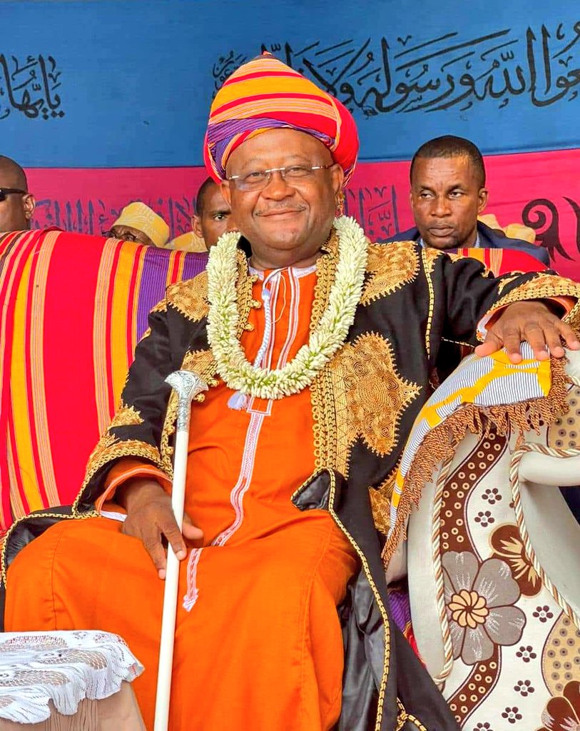 Formidable accueil à Chouani Hambou lors du “Madjliss” de l'ancien Premier Ministre et ancien Secrétaire général de la Commission de l'océan Indien, Hamada Madi Boléro @HamadaBolero.🎗️ 

© @ToufeMaecha