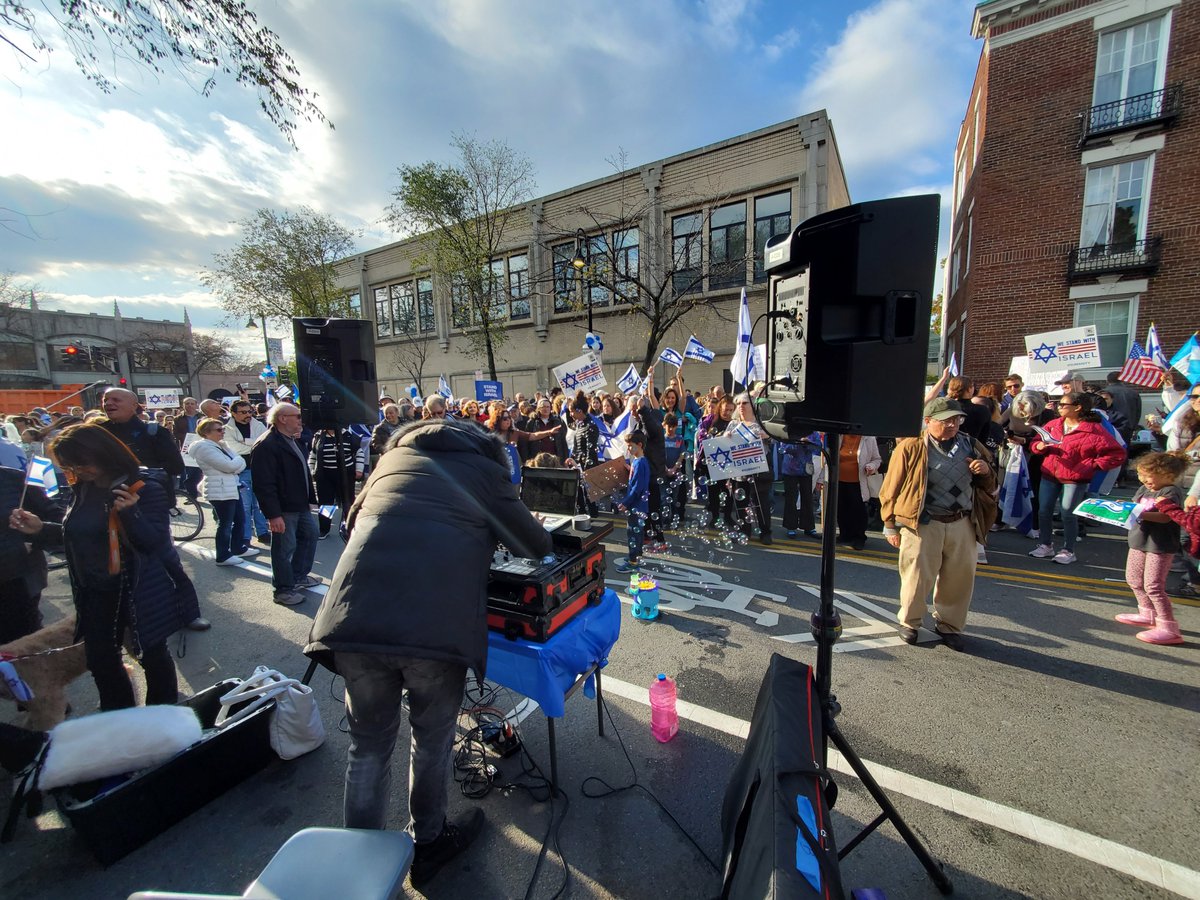 BrooklineChron's tweet photo. From 12-3, over 3K attended #Brookline's Rally for #Israel Sunday. A DJ had the crowd dancing to #Jewish songs. Face painting, arts &amp; crafts, food. "Celebrate love &amp; the spirit of the Jewish people. A unity rally to remind each other that there is hope" said Organizer Anna Kotkin https://t.co/4DqkineLMi