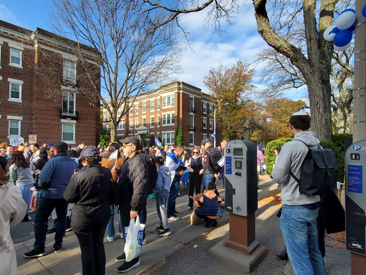 BrooklineChron's tweet photo. From 12-3, over 3K attended #Brookline's Rally for #Israel Sunday. A DJ had the crowd dancing to #Jewish songs. Face painting, arts &amp; crafts, food. "Celebrate love &amp; the spirit of the Jewish people. A unity rally to remind each other that there is hope" said Organizer Anna Kotkin https://t.co/4DqkineLMi