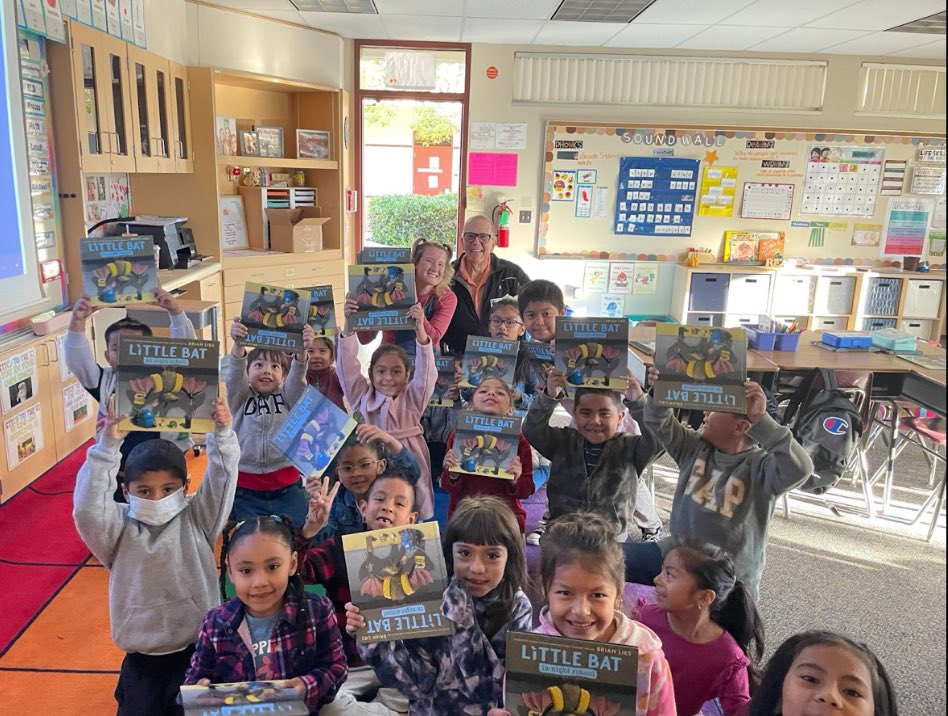 FoothillOakElem's tweet photo. Thank you @vistarotary for the book donation! This partnership means the world to our students 📚 #vista #vistaunifiedschooldistrict #vistaunified #vusd #foothilloak #fho #jungleofjoy #youthliteracyprogram https://t.co/tGfBP5KTBr