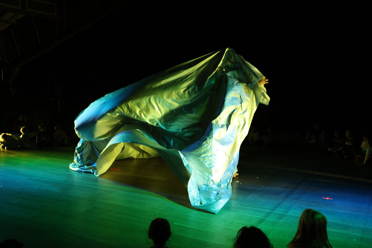 mercatflors's tweet photo. Avui l'@EscolaPoble_sec ha vingut a un #AssaigObert d'#InBalanceIn, de Sònia Gómez.

Partint de la pulsió innata de les criatures per moure’s, descobriran una situació escènica centrada en l’equilibri.

11 i 12 nov. al Mercat de la mà de @festivalelpetit: 
https://t.co/iOkZL61g3x https://t.co/ncN9gcNNTN