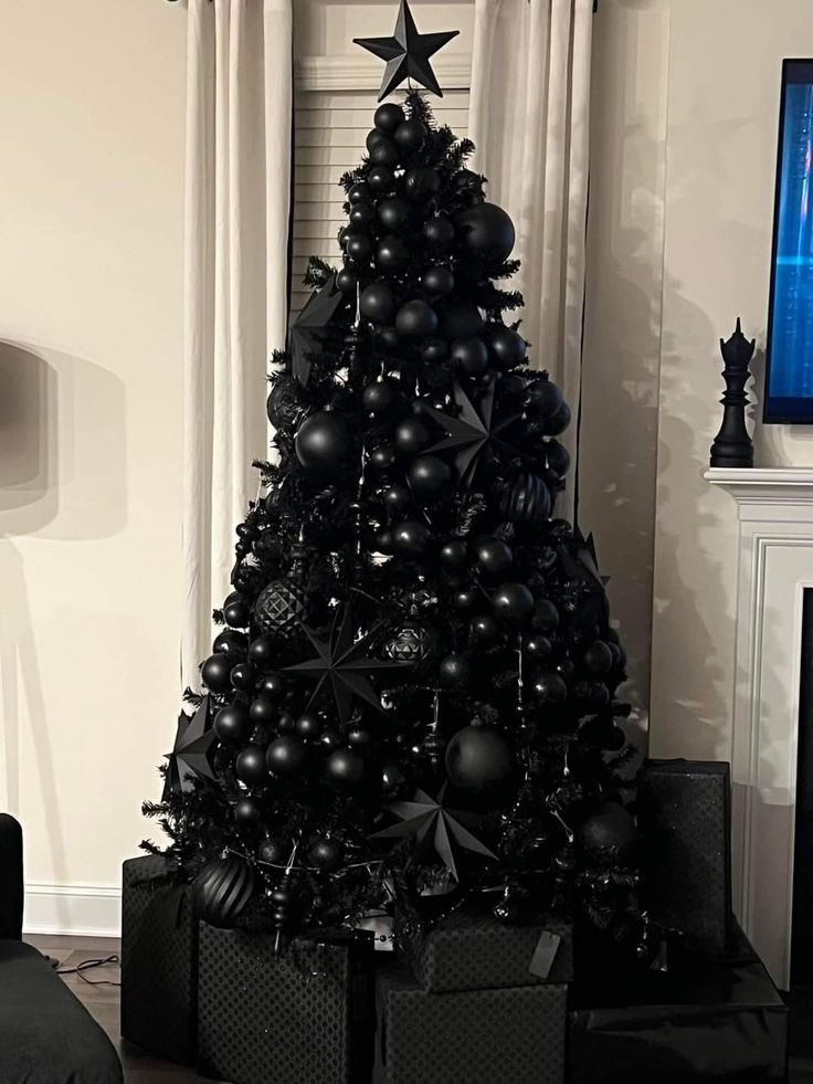- Black Christmas Tree 😍🎄