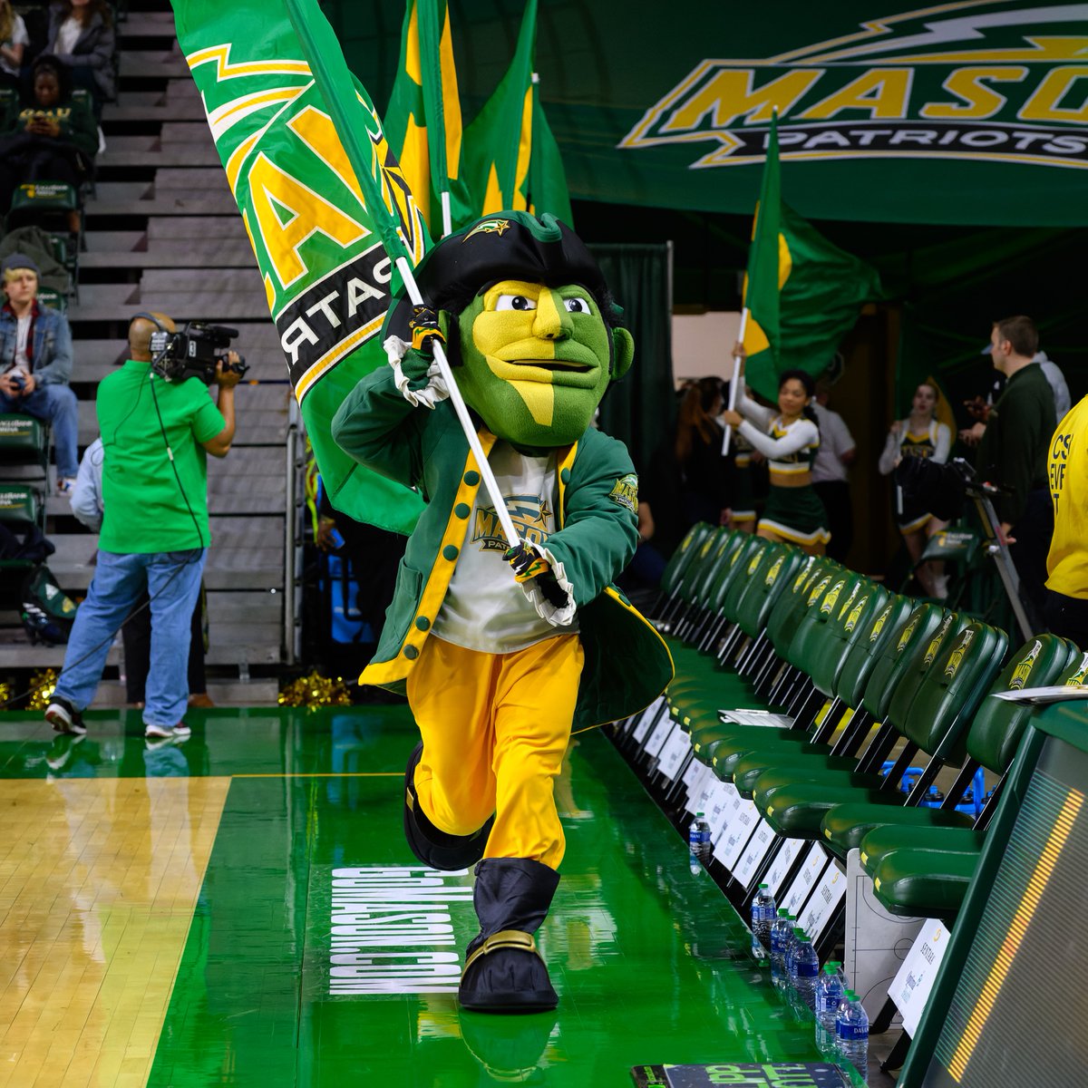 GAMEDAY! 

Can't wait to support <a href="/MasonWBB/">George Mason Women’s Basketball</a> and <a href="/MasonMBB/">George Mason Men's Basketball</a> for their Home Openers today! 

Don't forget your green &amp; gold 💛💚🏀