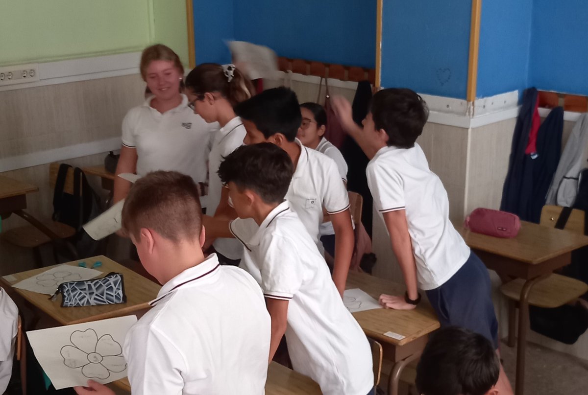 La infermera del programa Salut i Escola i la referent de benestar emocional comunitària (RBEC) del #CAPBesòs han ensenyat diferents maneres de cuidar-se a alumnes de 1r d'ESO de <a href="/SantGabrielBCN/">Sant Gabriel BCN</a>, com a part d'un cicle de tallers que s'aniran realitzant al llarg del curs escolar