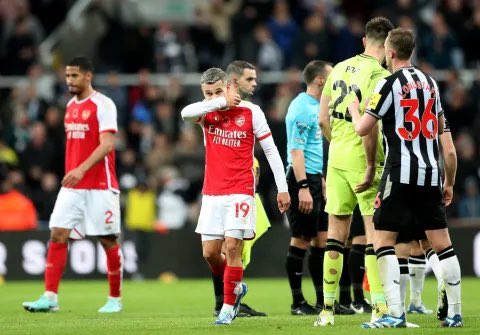 Arsenalnewschan's tweet photo. 🗣️Gary Neville was not impressed with #Arsenal set piece coach Nicolas Jover during the Newcastle game: 'It was driving me crazy. The set-piece coach down here, he was doing my head in.

'He was screaming on like crazy like he was the manager. I'm not sure that helps. 

'He's screaming on at Trossard who was taking the set-pieces… sit down, he knows what to do, you've gone through it in the week, it's up on the board in the dressing room before the game, and you've told him three, four times. 

'To me it felt like he was putting more pressure on Trossard taking the corners, which, to be fair, Trossard didn't handle because his corners were appalling.'