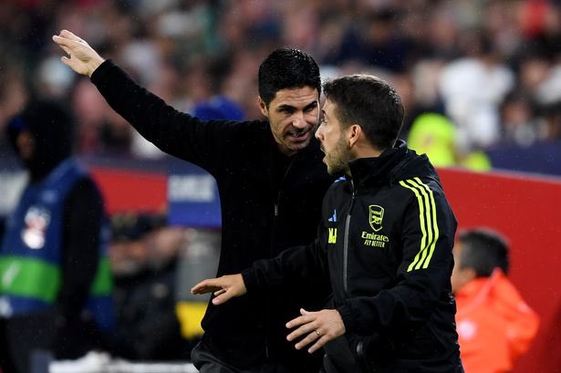 Arsenalnewschan's tweet photo. 🗣️Gary Neville was not impressed with #Arsenal set piece coach Nicolas Jover during the Newcastle game: 'It was driving me crazy. The set-piece coach down here, he was doing my head in.

'He was screaming on like crazy like he was the manager. I'm not sure that helps. 

'He's screaming on at Trossard who was taking the set-pieces… sit down, he knows what to do, you've gone through it in the week, it's up on the board in the dressing room before the game, and you've told him three, four times. 

'To me it felt like he was putting more pressure on Trossard taking the corners, which, to be fair, Trossard didn't handle because his corners were appalling.'