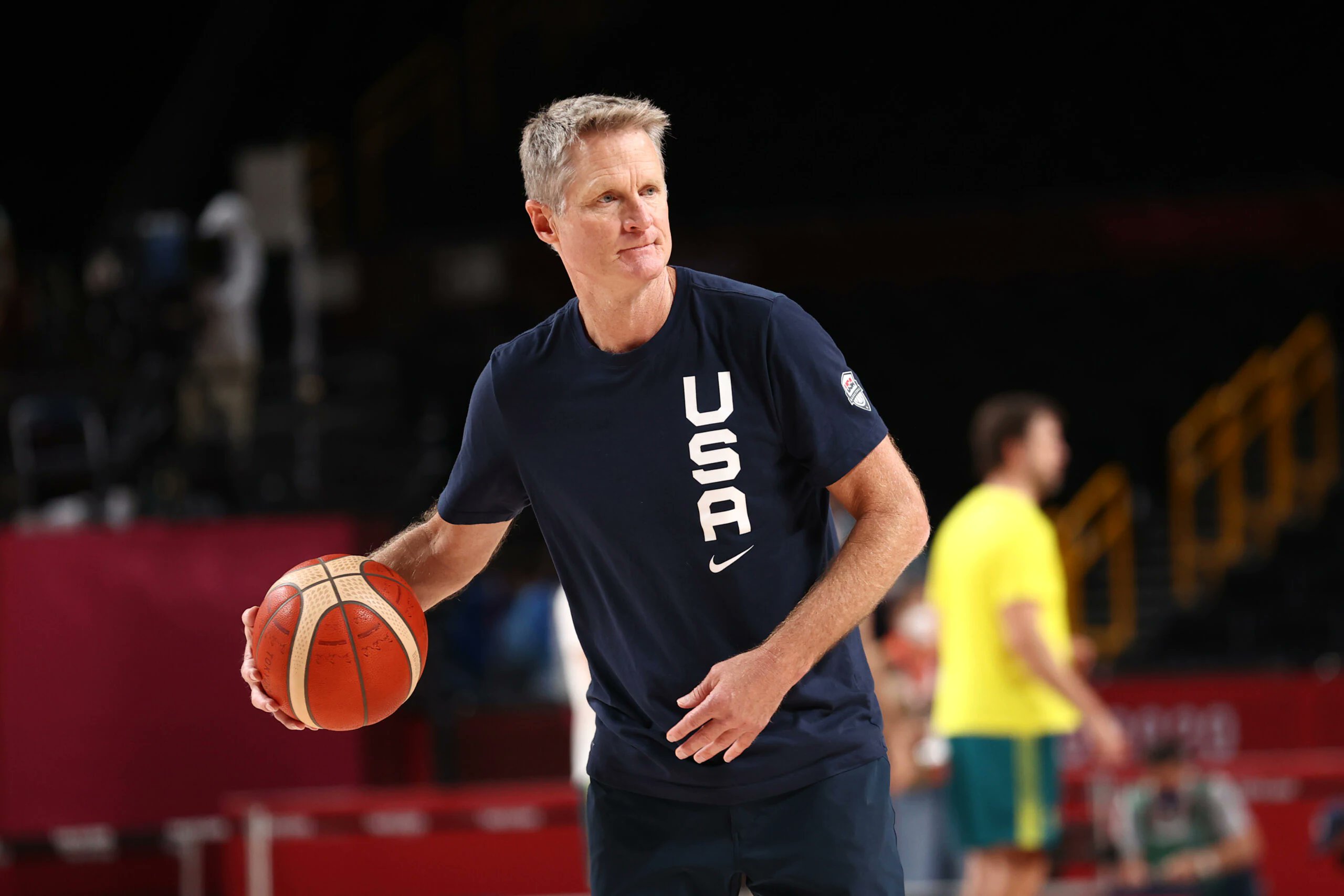 El técnico de Estados Unidos preparando el entrenamiento del Dream Team en las semifinales ante Serbia | Foto: ESPN   