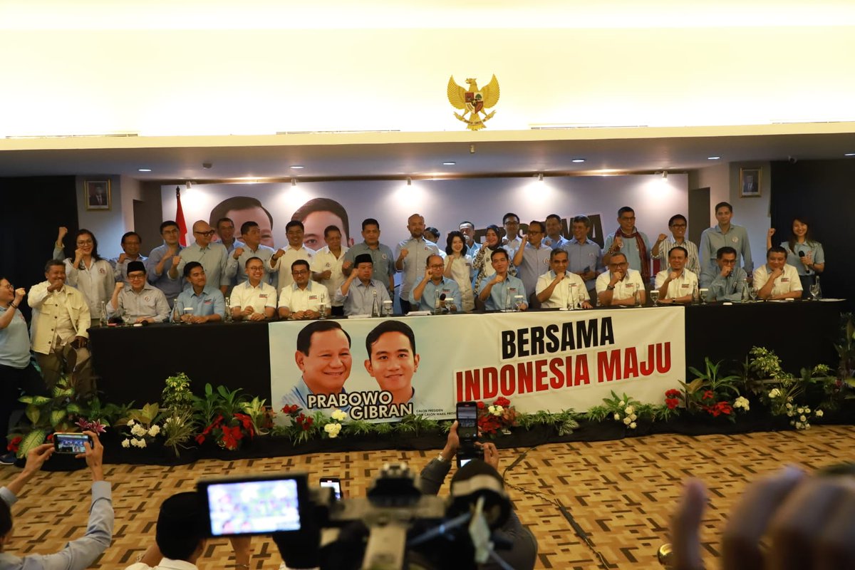 partaigeloraid's tweet photo. #Rilis | Anis Matta Wakil Ketua Pengarah, Fahri Hamzah Komandan Komunikasi, Mahfuz Sidik Wakil Ketua Koordinator Strategis TPN Prabowo-Gibran https://t.co/klNnHvzkhQ @anismatta @Fahrihamzah https://t.co/ifs3yYbULy