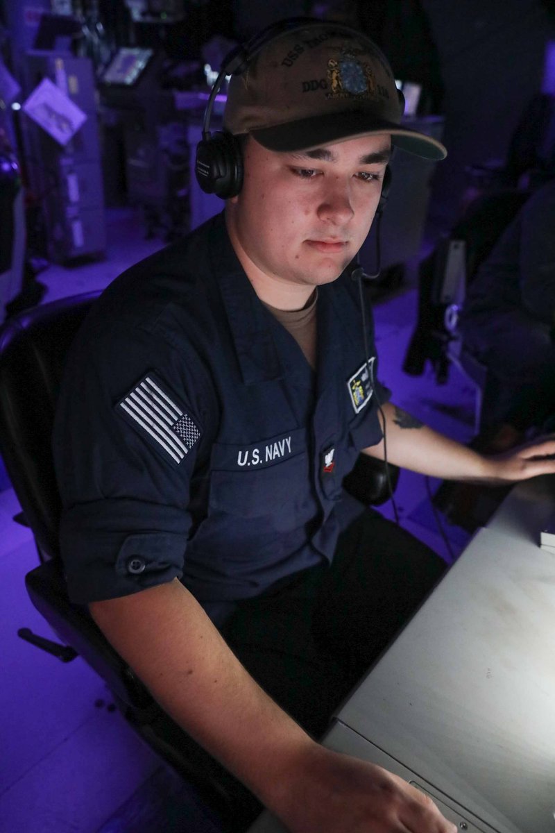 ⚓️Look out! 👀

Operations Specialist 2nd Class Preston Pelletier stands watch aboard USS Thomas Hudner #DDG116 in the U.S. 5th Fleet area of operations.

📸: MC2 Jordan Klineizquierdo