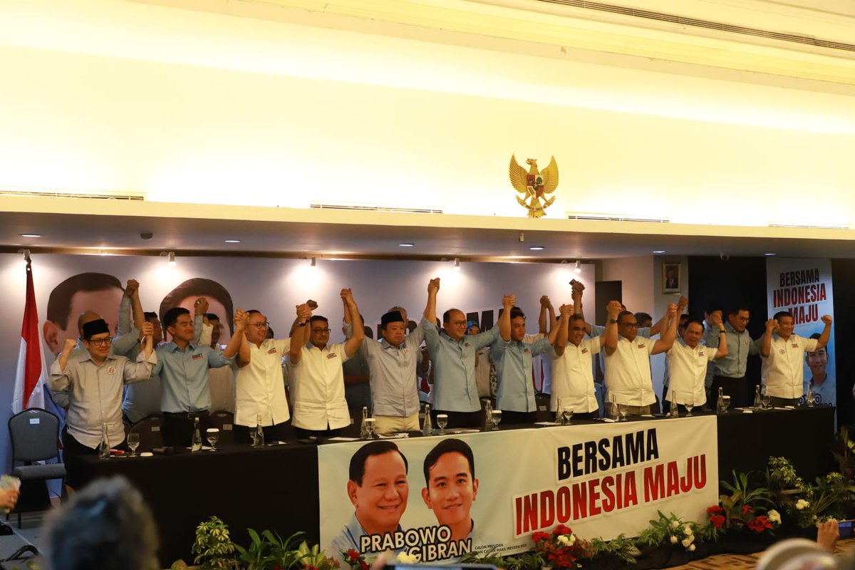 partaigeloraid's tweet photo. #Rilis | Anis Matta Wakil Ketua Pengarah, Fahri Hamzah Komandan Komunikasi, Mahfuz Sidik Wakil Ketua Koordinator Strategis TPN Prabowo-Gibran https://t.co/klNnHvzkhQ @anismatta @Fahrihamzah https://t.co/ifs3yYbULy