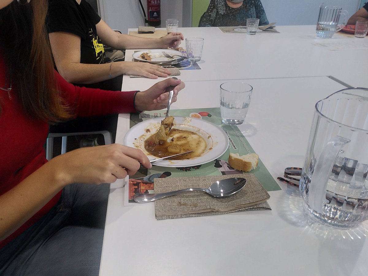 🍾🍾 PUM!

Comencem la setmana celebrant l'obertura del menjador de <a href="/calisidret/">Ca l'Isidret</a> <a href="/ccalisidret/">Casal Ca l'Isidret</a>, una fita molt treballada i molt esperada per part de la seva gent, que destinarà els ingressos dels menús (per cert, boníssims) al repartiment de tuppers per a persones necessitades.