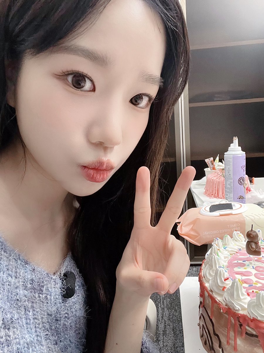 JOYURI_offcl's tweet photo. [#유리스팟] 2023.11.06 (10.22) 율르마무 생일파티🎂🪵🩸..?

#조유리 #JOYURI #チョユリ https://t.co/pUkTA57soQ