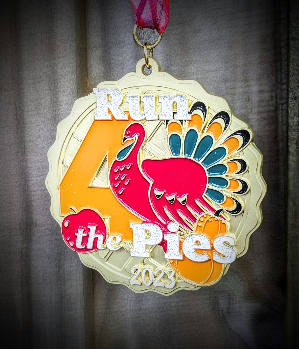 k2roadsports's tweet photo. It's Medal Monday! Here's this year's #run4thepies beauty. Don't dawdle...this race is on pace to sell out even faster than normal! https://t.co/IDMQEo0KAG #k2roadsports  #runninginparadise #mondaymotivation #palmbeachesraceseries https://t.co/nclnnZ2t1n