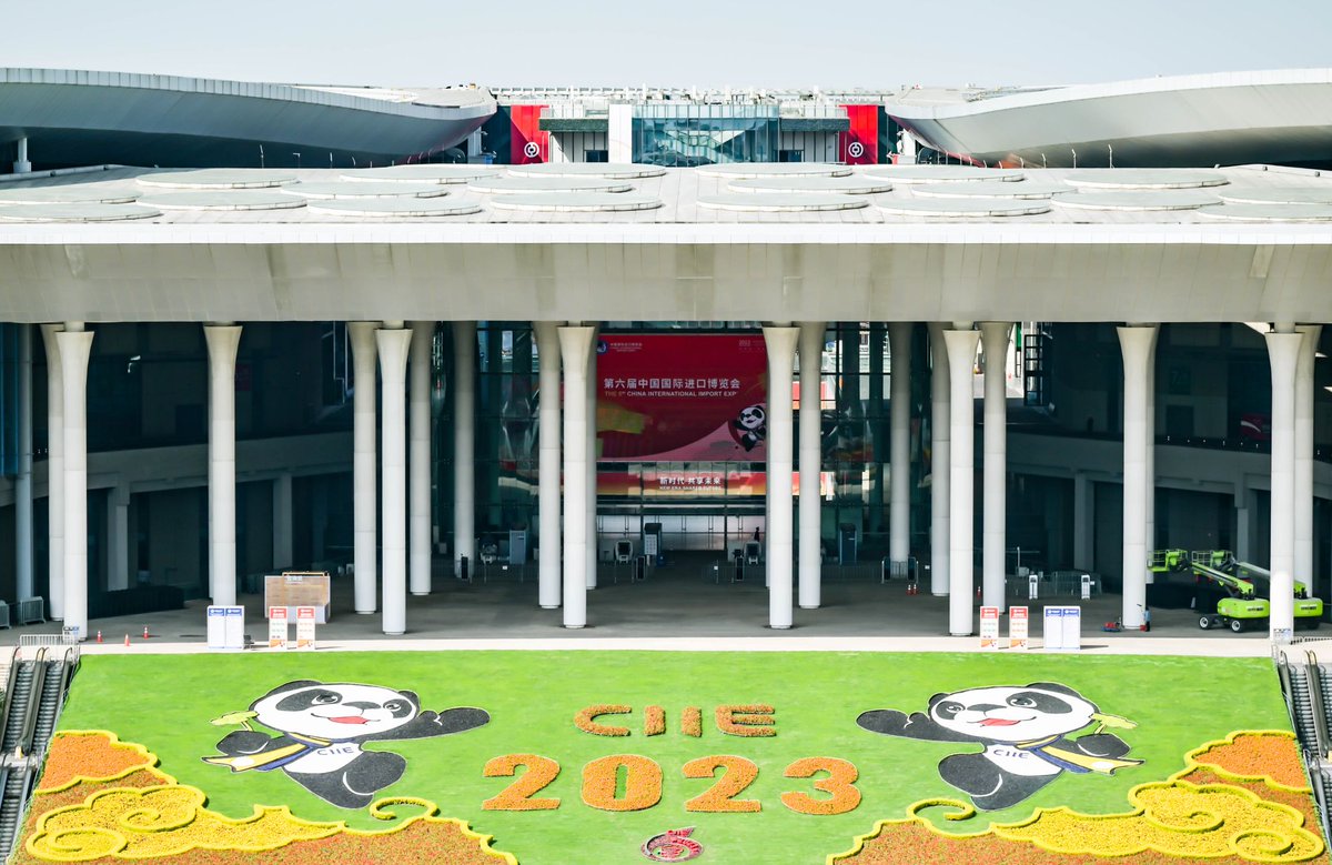 Sinowei_'s tweet photo. CIIE’s mascot is inspired by one of China’s most symbolic animals – the giant panda. It is featured wearing a yellow-blue scarf &amp; holding  a four-leaf clover, which is said to bring luck. Its right hand is waving to welcome guests from all over the world!

#CIIE2023 #chinatrade https://t.co/lruZi2xuh8