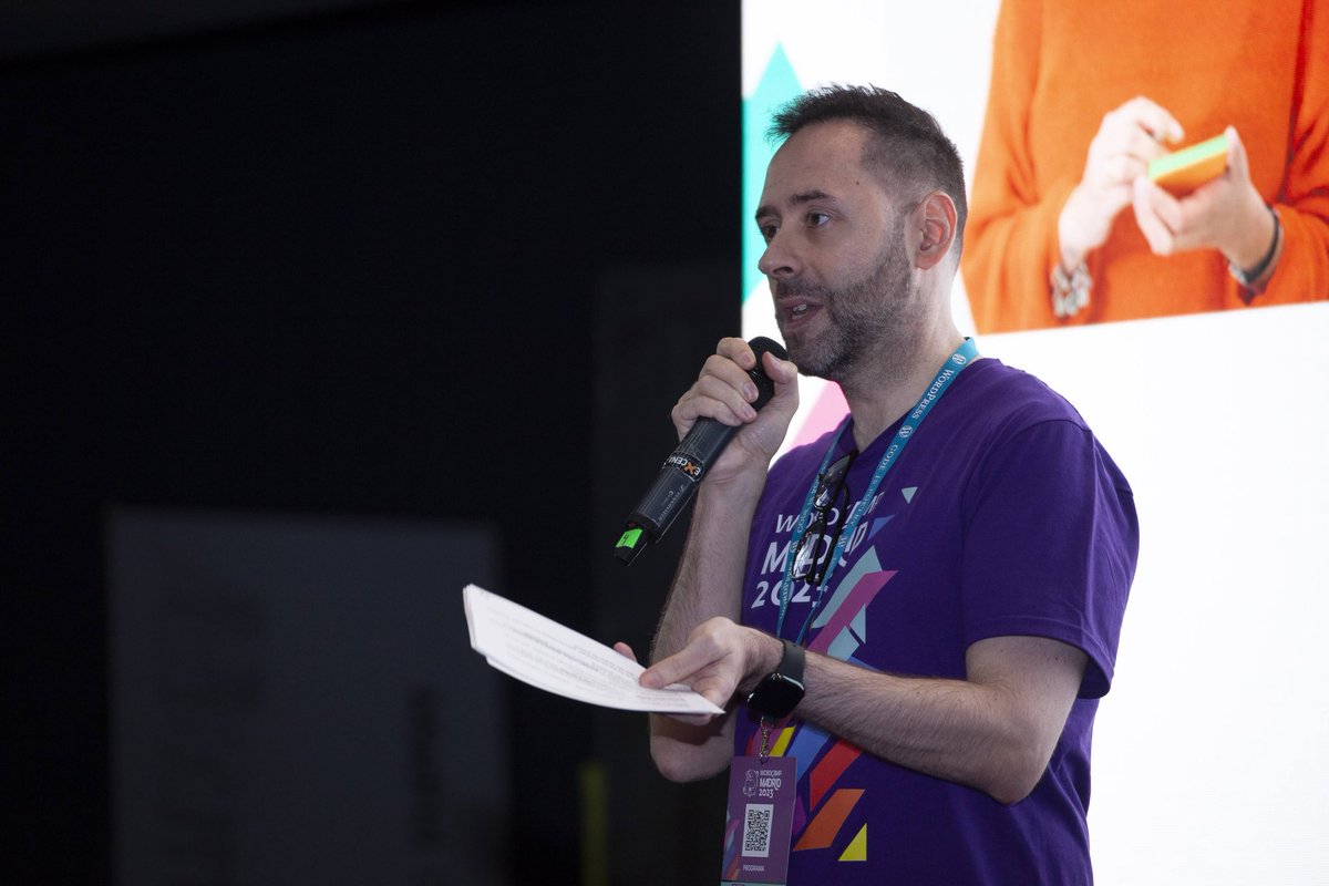 Durante la #WCMAD también tuvimos tiempo para arreglar el mundo 🤭 con <a href="/AxelLoupias/">Axel Loupias</a> <a href="/sacerro_rocks/">Santiago Cerro López</a> y <a href="/juanoro/">Juan Oro</a> 
<a href="/WordCampMad/">WordCamp Madrid</a>
Fotos: Isaac García