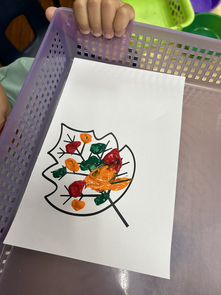 CabasClass's tweet image. Using magnet wands to move the paper clip through the paint to paint our autumn leaves. @danielle_g_ece @QVPSVikings