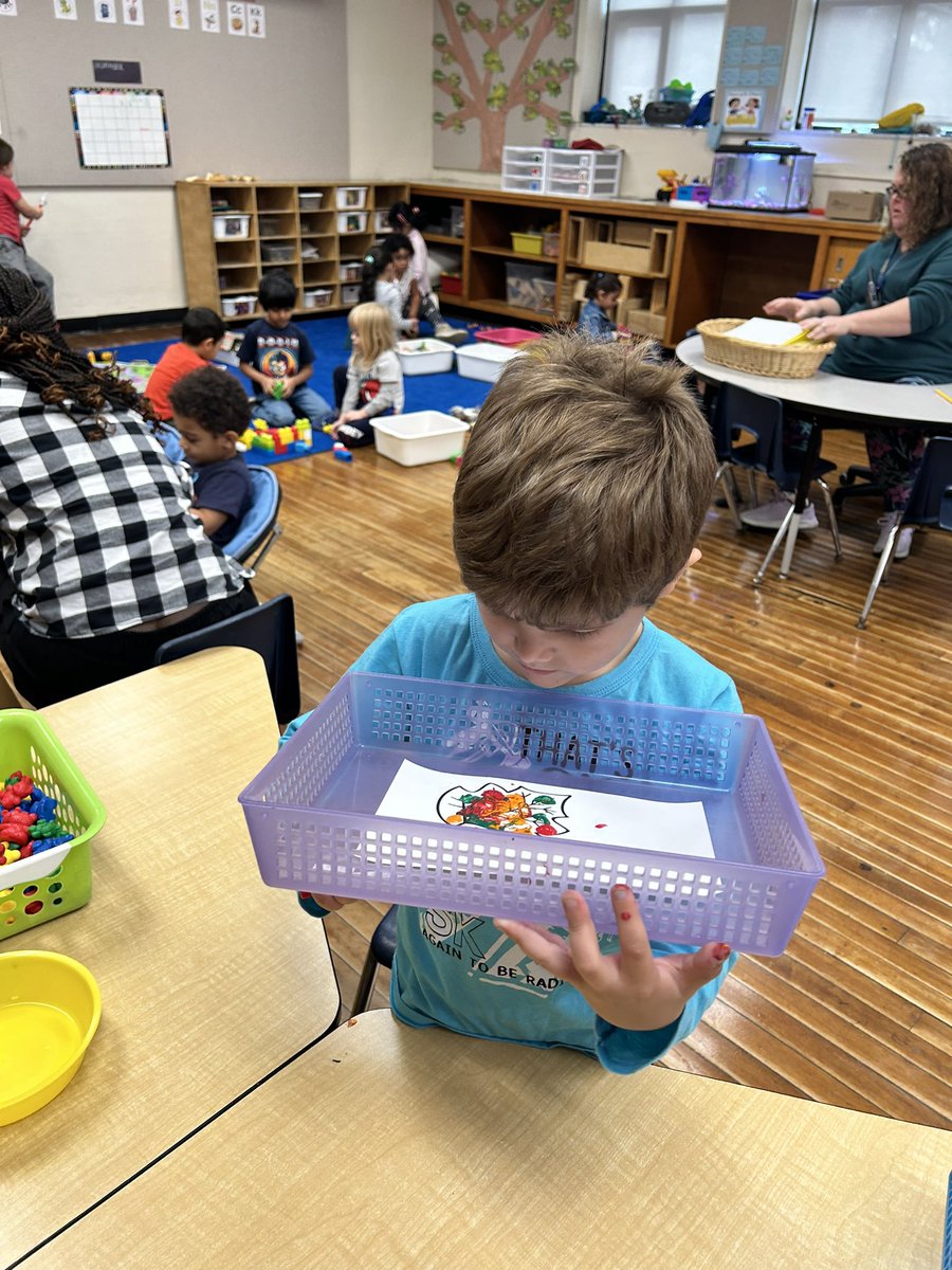 CabasClass's tweet image. Using magnet wands to move the paper clip through the paint to paint our autumn leaves. @danielle_g_ece @QVPSVikings