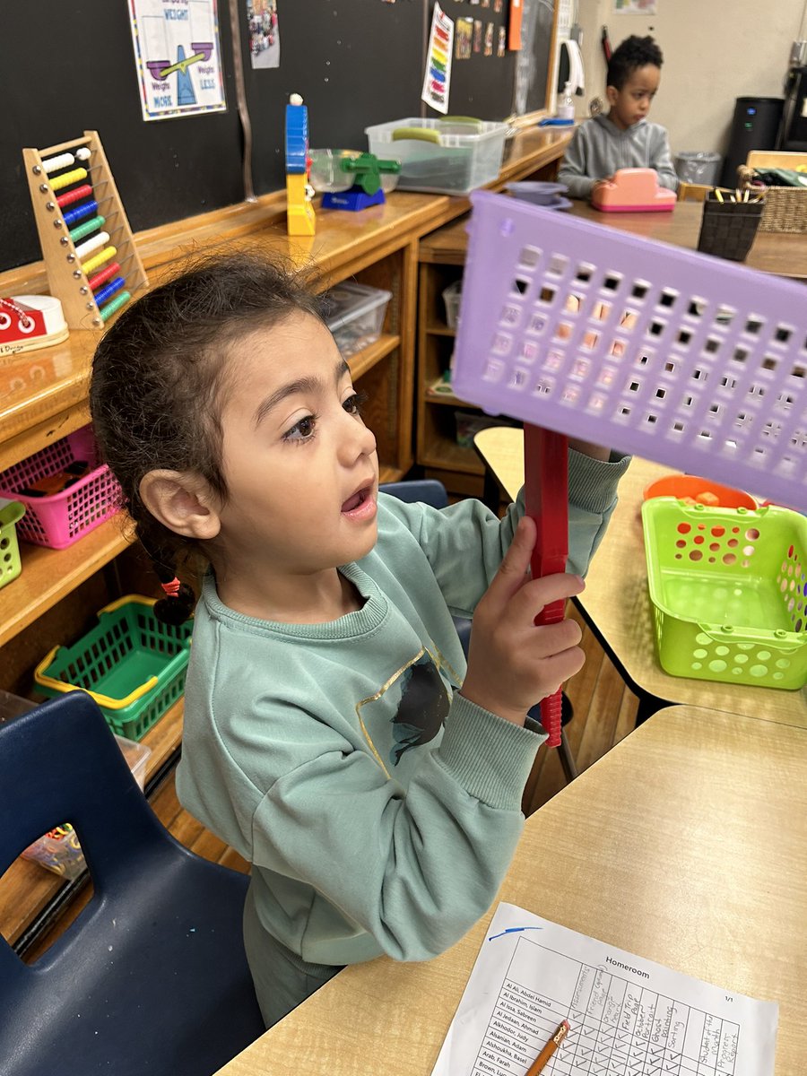 CabasClass's tweet image. Using magnet wands to move the paper clip through the paint to paint our autumn leaves. @danielle_g_ece @QVPSVikings