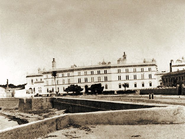 BMCadiz's tweet photo. 📚En el #DiaInternacionalRadiología hacemos un poquito de #historia 
¿Sabes que un hospital gaditano ya contaba con aparatos de #RayosX solo 9 años después de que Roëntgen los descubriera? 
¿Sabes de qué hospital hablamos? https://t.co/lr2wBl4xym