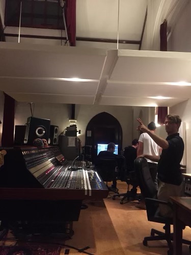 Today my debut EP “WARCRY” turns 8 yrs!! 
It completely changed my life and I’m so grateful for every experience it has given me. And all the people I have met on the way .
❤️ couldn’t have done this without you. 

Let me know whats your favourite song on it??  
//E