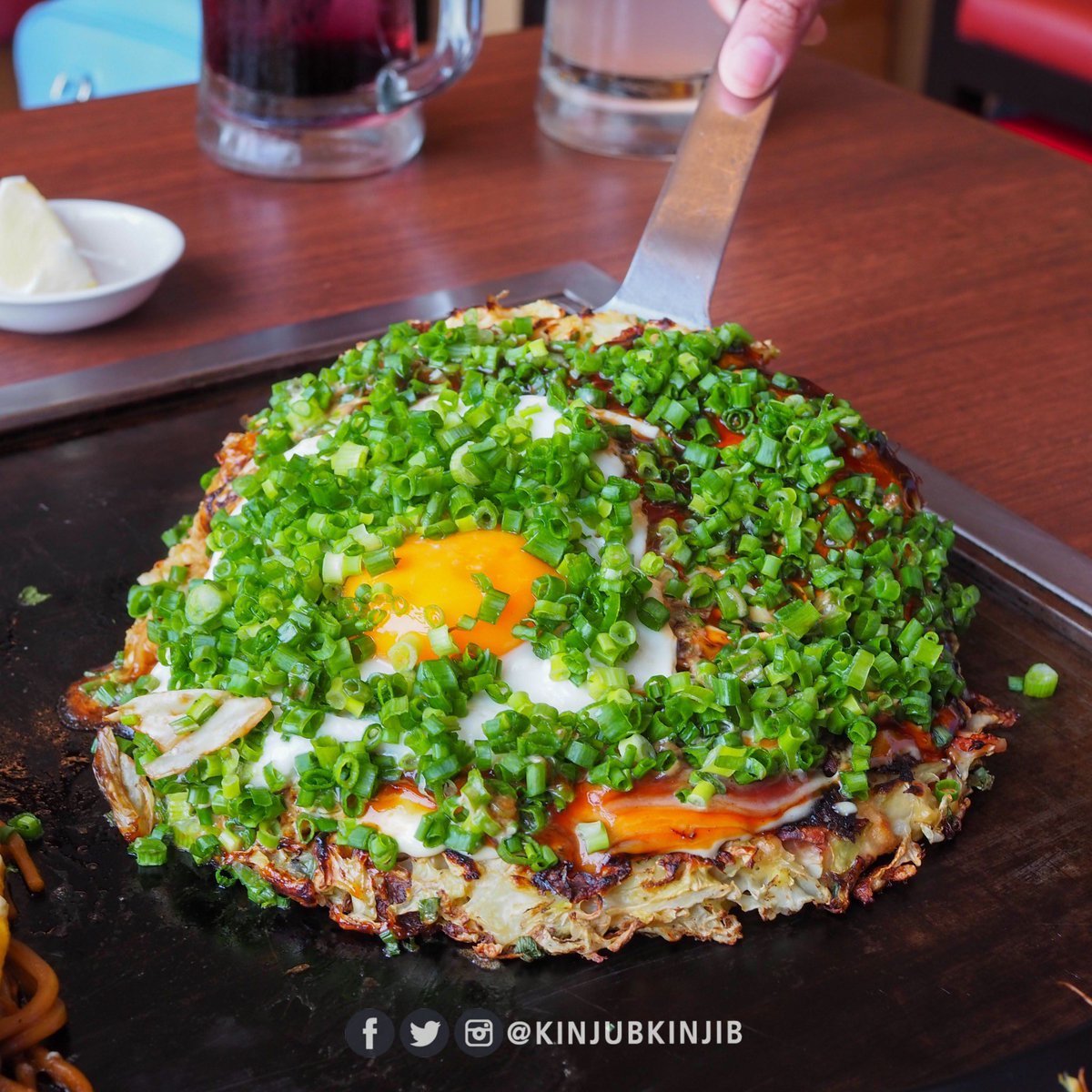 kinjubkinjib's tweet photo. 🌟น่ากินกว่านี้มีอีกไหม..สายเทปันยากิต้องลองร้านนี้ Tsuruhashi Fugetsu พวกเมนูโอโคโนมิยากิ ยากิโซบะ ของเขาคือขึ้นชื่อมาก เป็นสูตรต้นตำรับแท้ๆจากโอซาก้า เจ้าของร้านก็เป็นคนญี่ปุ่นด้วยนะ
.
✨3 เมนูเด็ดต้องยกให้ โอโคโนมิยากิ ยากิโซบะ ทงเปยากิ (ไข่ม้วนพันหมู) โดยเชฟเขาจะเสิร์ฟให้เห็นบนกะทะร้อนที่โต๊ะเลย ทั้งหอมทั้งน่ากินยั่วน้ำลายมาก อร่อยสุดๆ
@aroii #อร่อยบอกต่อ