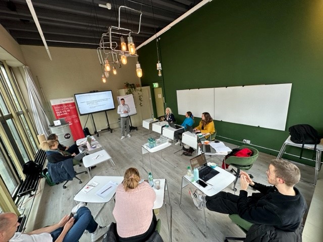 TalentisLAB's tweet photo. HEUTE
KUNDEN KENNEN, VERSTEHEN UND BEGEISTERN
im #Tourismus mit Andreas Zenhäusern
@P15 - Coworking, Meeting- und Eventspace in Biel.
9 motivierte Teilnehmer mit Engagement und Begeisterung! 💪
#TalentisLAB #Weiterbildung #Biel #Jura&Trois-Lacs https://t.co/H1NQ8wZEto