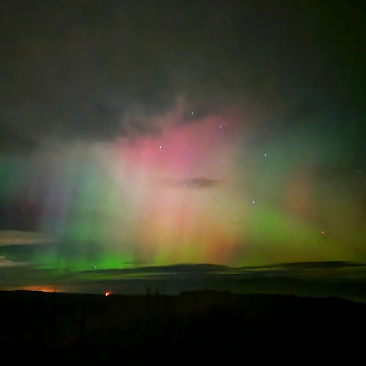 VisitScotland's tweet photo. WOW! 🙌 The sky over #Scotland put on another magical show last night- having some of the largest expanses of #DarkSky in Europe really has it's perks! ✨🤩 #AuroraBorealis 

📍 Arbroath Cliffs, @visit_angus 📷 IG/shotzby.ss https://t.co/mYkc1qOpl2