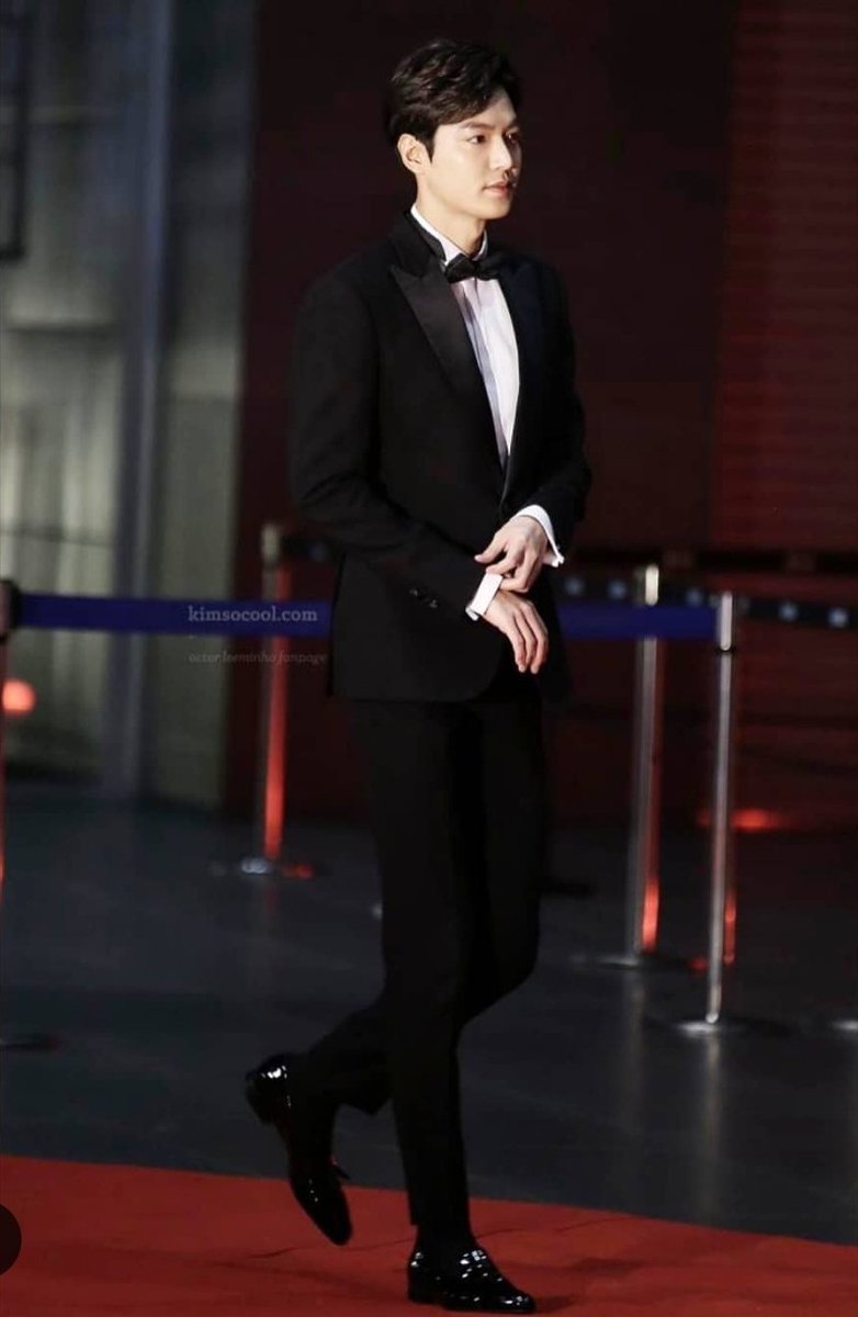 minncle's tweet photo. He's so tall &amp; handsome. 
#LeeMinHo https://t.co/hKKL7wPotH