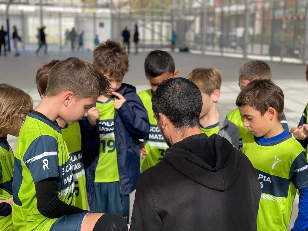 escolapiamataro's tweet photo. 🏐JOCS ESCOLARS 🏈

Els nostres nens i nenes van entrant en la dinàmica de la competitició i la millora en cadascun dels nostres equips és un fet. Sense deixar de banda els nostres valors, els nostres monitors/es van acompanyant als nostres esportistes a superar-se cada partit. https://t.co/dKVMhIN9k1