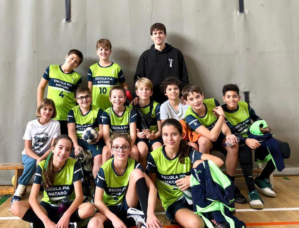 escolapiamataro's tweet photo. 🏐JOCS ESCOLARS 🏈

Els nostres nens i nenes van entrant en la dinàmica de la competitició i la millora en cadascun dels nostres equips és un fet. Sense deixar de banda els nostres valors, els nostres monitors/es van acompanyant als nostres esportistes a superar-se cada partit. https://t.co/dKVMhIN9k1