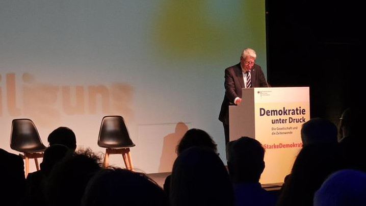 Auf dem #Demokratiekongress 2023 in Berlin geben Dr. Ulrike Gatzemeier, Prof. Dr. Roland Roth und @DuezenTekkal den Impuls zum 1. Workhop. Sie diskutieren: Was tun gegen den Vertrauensverlust in unsere Demokratie? Wer engagiert sich heute noch und wofür? #StarkeDemokratie