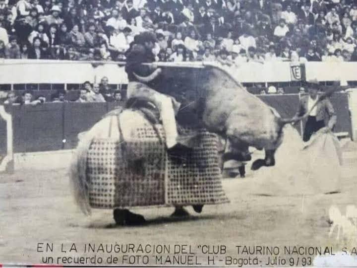 Impresionante brinco de un Toro Sobrero de Don Ernesto González Caicedo (Santacoloma) al picador Rodrigo Bernal 'Gamusino' en la Plaza Santamaría de Bogotá.