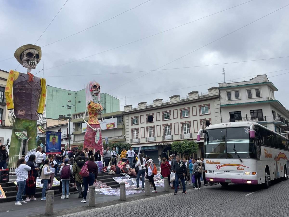 Colectivos de desaparecidos de toda la entidad veracruzana, tomaron esta mañana el Palacio de Gobierno, en la capital del estado.