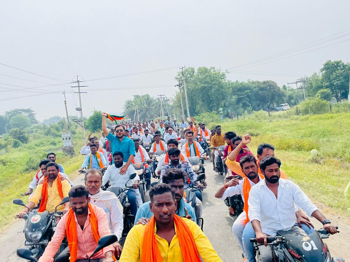 Aruna_DK's tweet photo. కామారెడ్డి జిల్లా జుక్కల్ నియోజకవర్గ బిజెపి అభ్యర్థి శ్రీమతి అరుణా తార గారి నామినేషన్ కార్యక్రమంలో పాల్గొనడం జరిగింది. అనంతరం స్థానికంగా ఏర్పాటు చేసిన పోలింగ్ బూత్, విజయ్ అభియాన్ సమావేశంలో పాల్గొని ప్రసంగించడం జరిగింది.

#TelanganaWithBJP #VoteForLotus https://t.co/X1kCLQGuUp