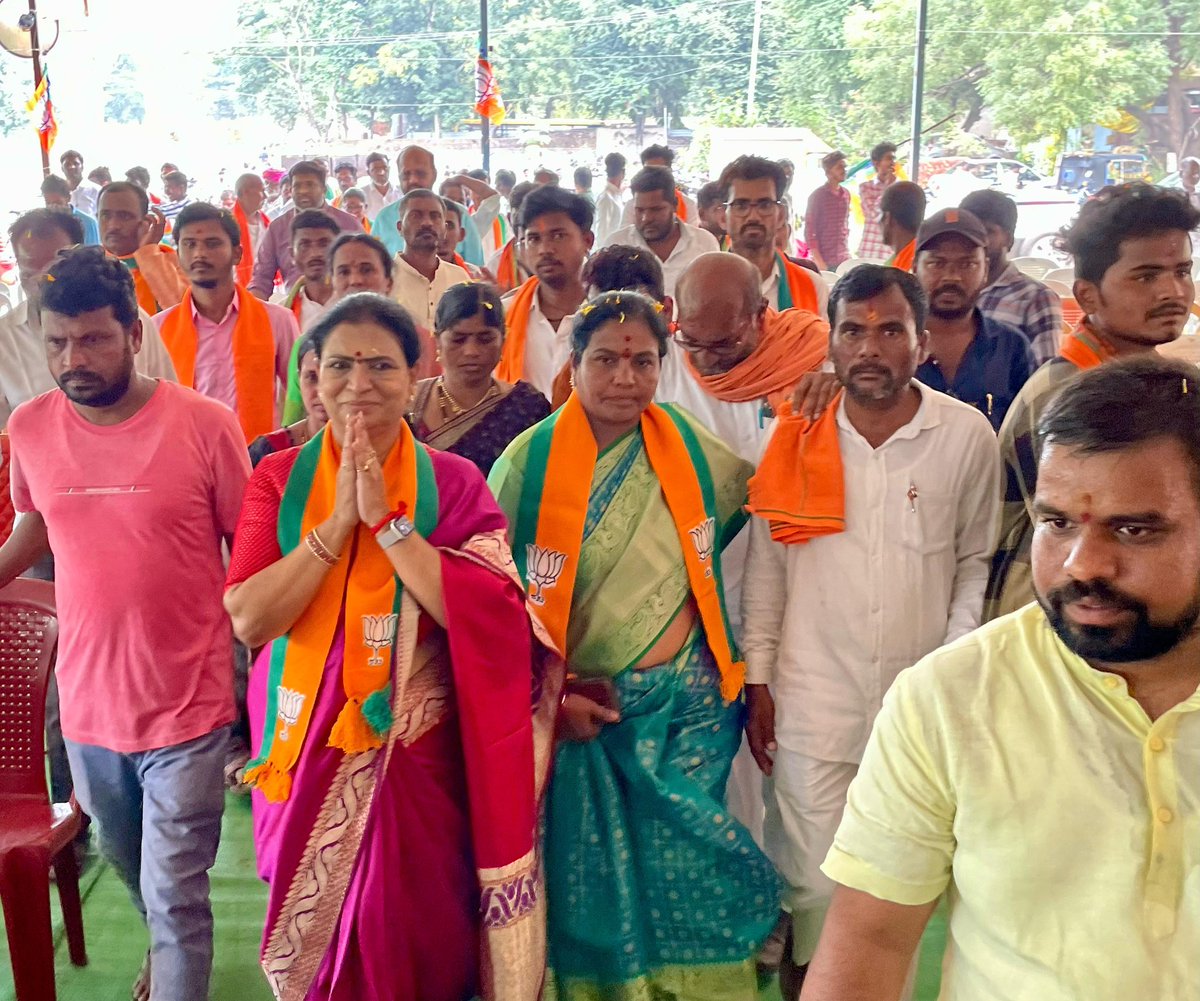 Aruna_DK's tweet photo. కామారెడ్డి జిల్లా జుక్కల్ నియోజకవర్గ బిజెపి అభ్యర్థి శ్రీమతి అరుణా తార గారి నామినేషన్ కార్యక్రమంలో పాల్గొనడం జరిగింది. అనంతరం స్థానికంగా ఏర్పాటు చేసిన పోలింగ్ బూత్, విజయ్ అభియాన్ సమావేశంలో పాల్గొని ప్రసంగించడం జరిగింది.

#TelanganaWithBJP #VoteForLotus https://t.co/X1kCLQGuUp