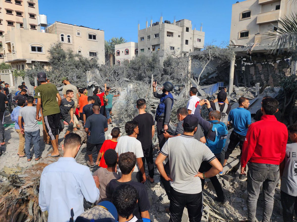 Timesofgaza's tweet photo. lsraeli warplanes commit a massacre in Deir al-Balah, central Gaza. https://t.co/xwThvEjpP8