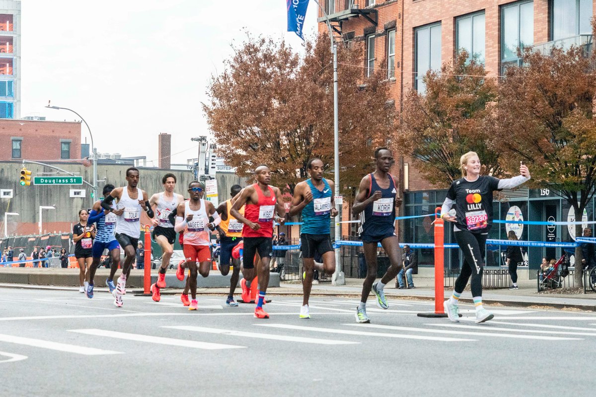 alexgoldstick's tweet photo. #Priceless moments at the 2023 @nycmarathon. https://t.co/DcRUqzzXv2
