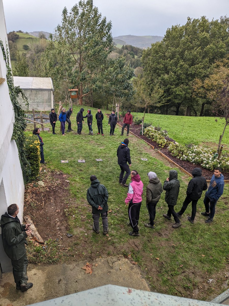 FraisoroEskola's tweet image. Basogintzako ikasleak profor formakutza jaso dute. Baso jarduera pedagogikoetako begirale titulua lortzeko, esperientzia politta. Mila esker @gemacrunch!

@fpeuskadi
@ikaslangipuzkoa @gemacrunch
#lanbideheziketa #profor
#fraisoro#basogintza #pedagogia