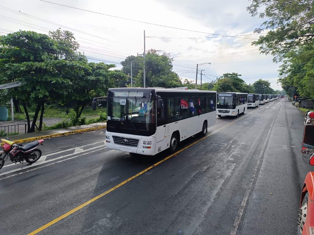 DefensadelFSLN's tweet image. #Nicaragua Nueva flota de buses provenientes de China, salen de puerto de #Corinto hacia #Managua.
#FuerzaDeVictorias
#SomosUNAN
#TropaSandinista seguimos #EnDefensaDelFSLN ✌️🔴⚫✊