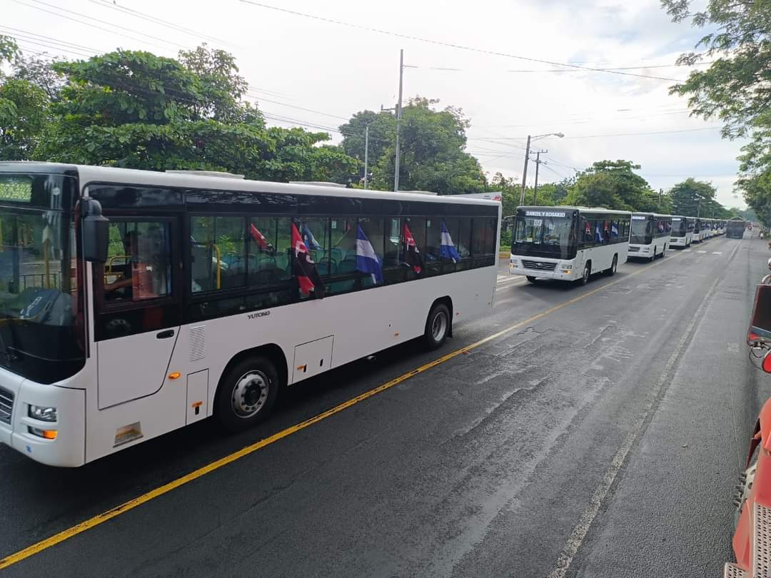 DefensadelFSLN's tweet image. #Nicaragua Nueva flota de buses provenientes de China, salen de puerto de #Corinto hacia #Managua.
#FuerzaDeVictorias
#SomosUNAN
#TropaSandinista seguimos #EnDefensaDelFSLN ✌️🔴⚫✊