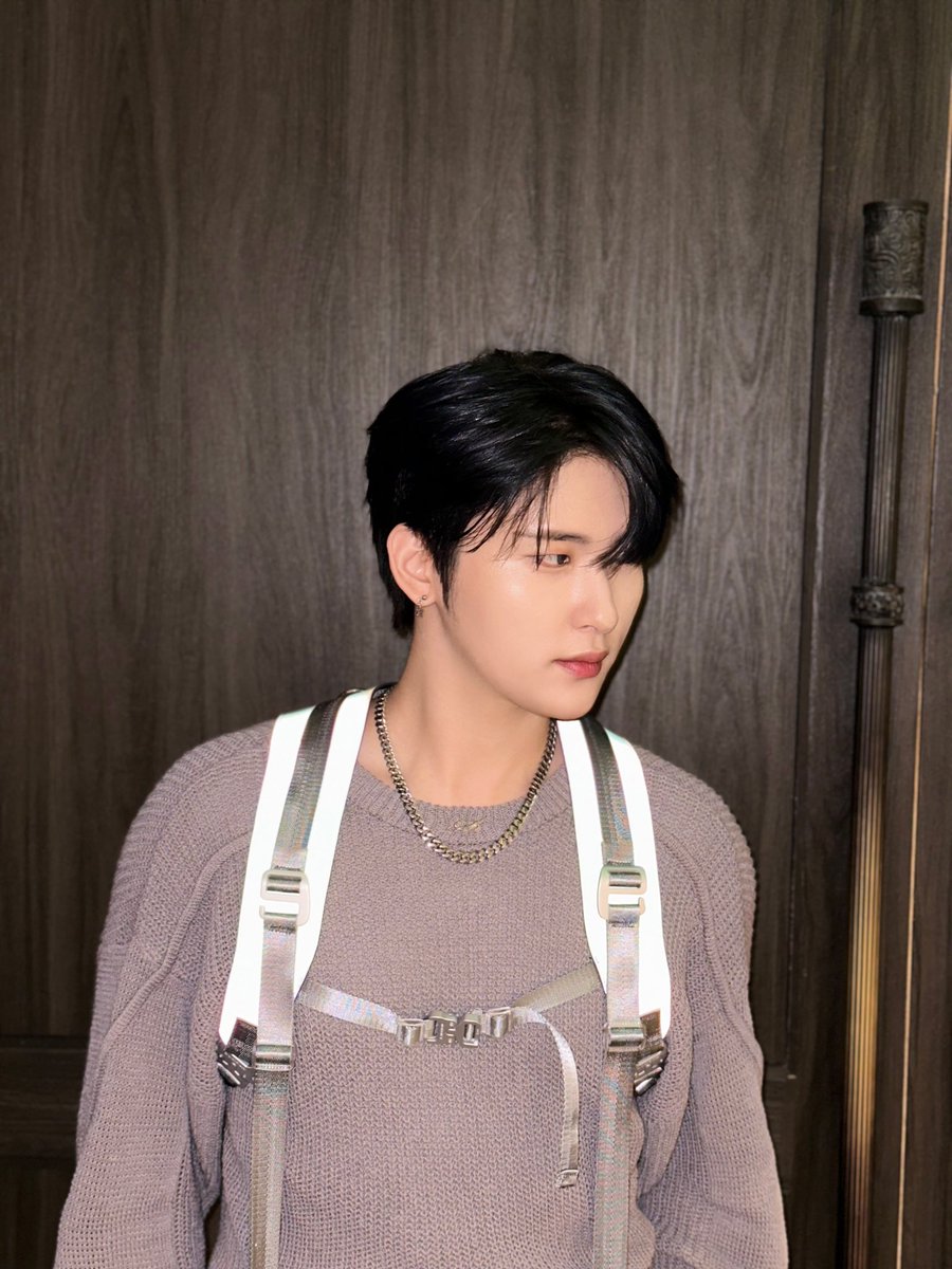 CRAVITY_twt's tweet photo. 카메라 안 보기
#우빈 https://t.co/YrV6vUSkfc