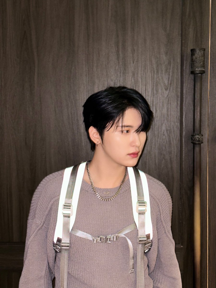 CRAVITY_twt's tweet photo. 카메라 안 보기
#우빈 https://t.co/YrV6vUSkfc