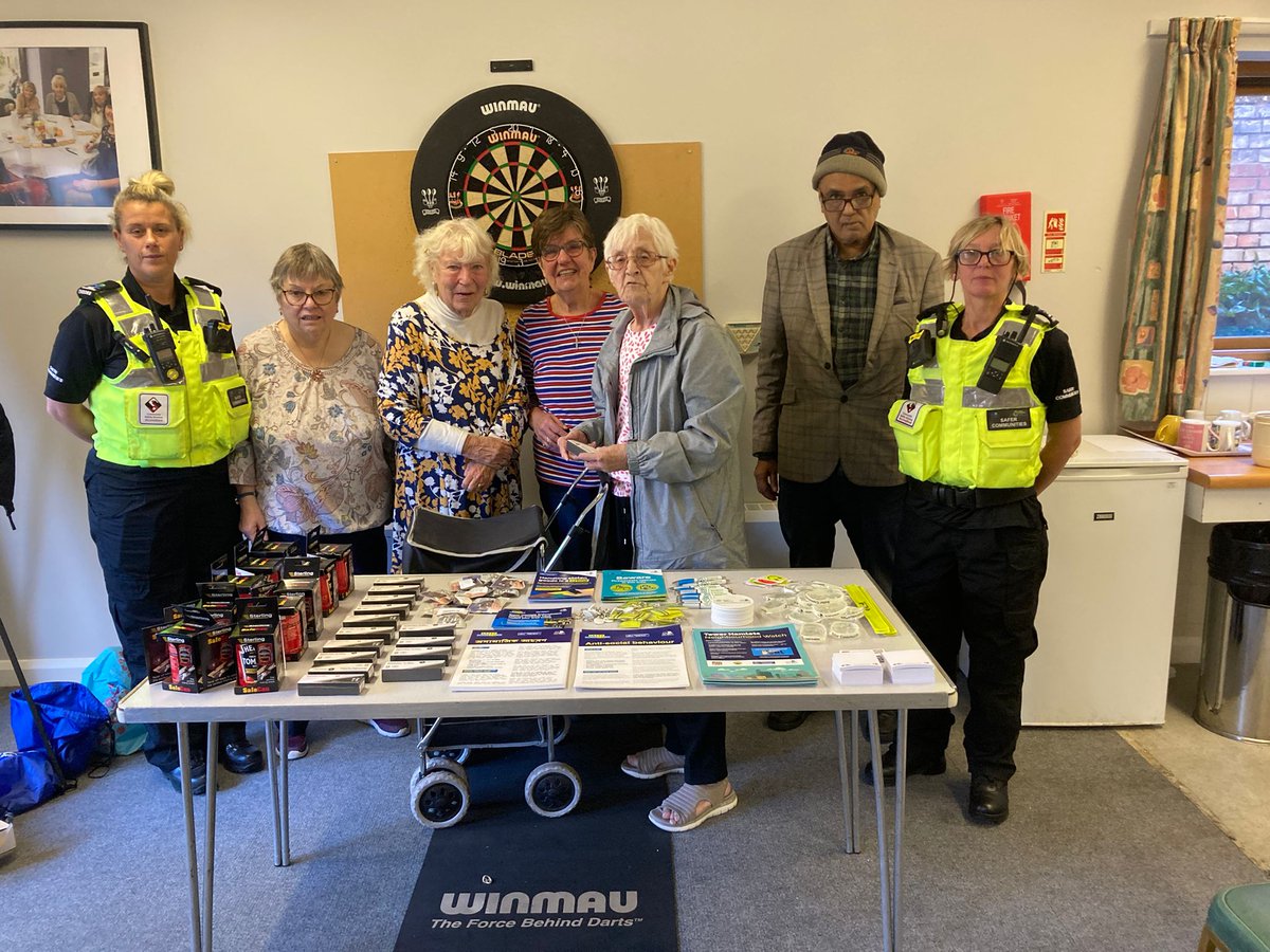 Our Community Safety Team was at @LinkageSonali Sonali Gardens community centre, Shadwell today giving crime prevention advice and talking to residents