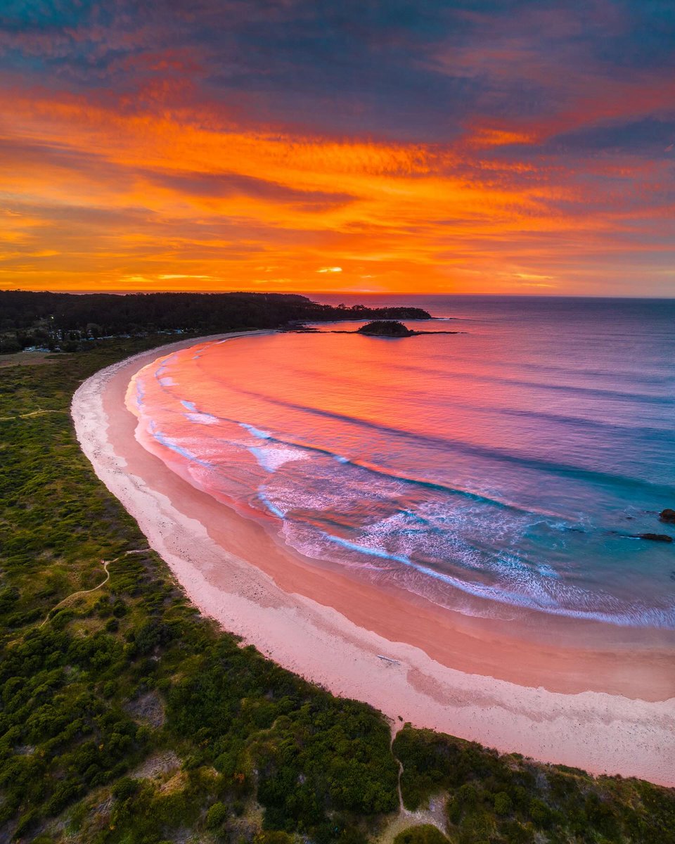 Every sunrise is a new opportunity to be in a great mood and have an amazing day. 
#sunrise #moodysky #feelnsw #seeaustralia #southcoastnsw #eurobodalla #beach #summer #australia #dronephotography #bluewater #dronelife